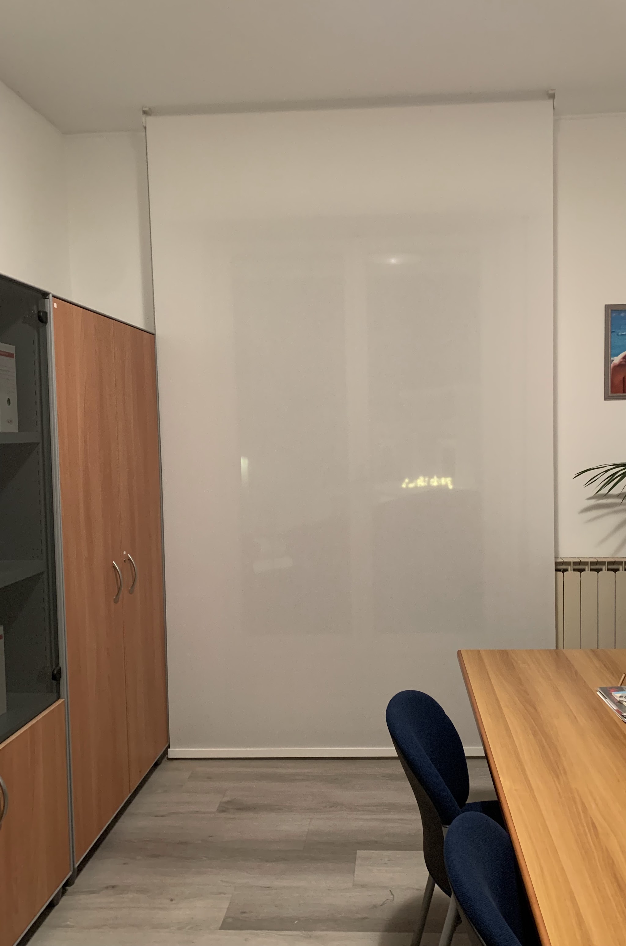 Grande tenda a rullo chiara in un ambiente di lavoro