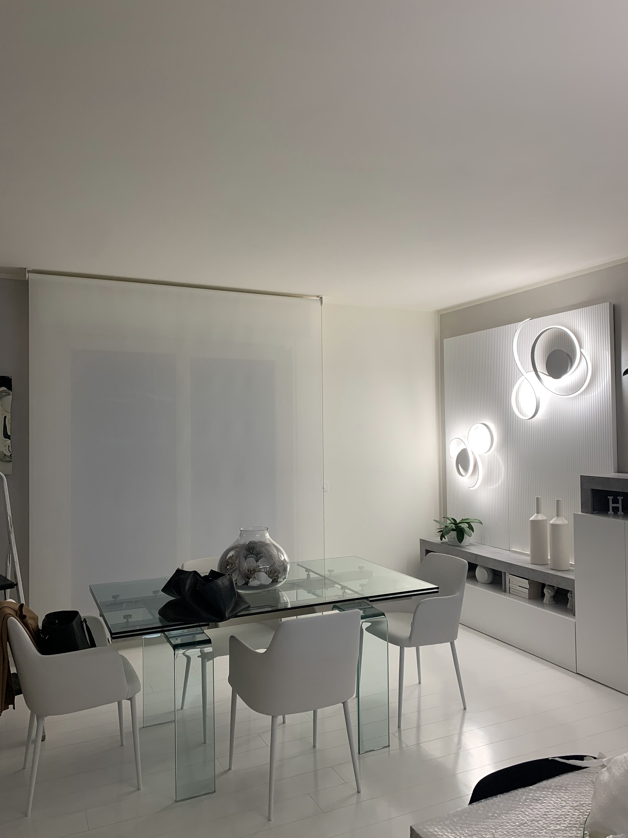 Tenda a rullo chiara in un soggiorno contemporaneo