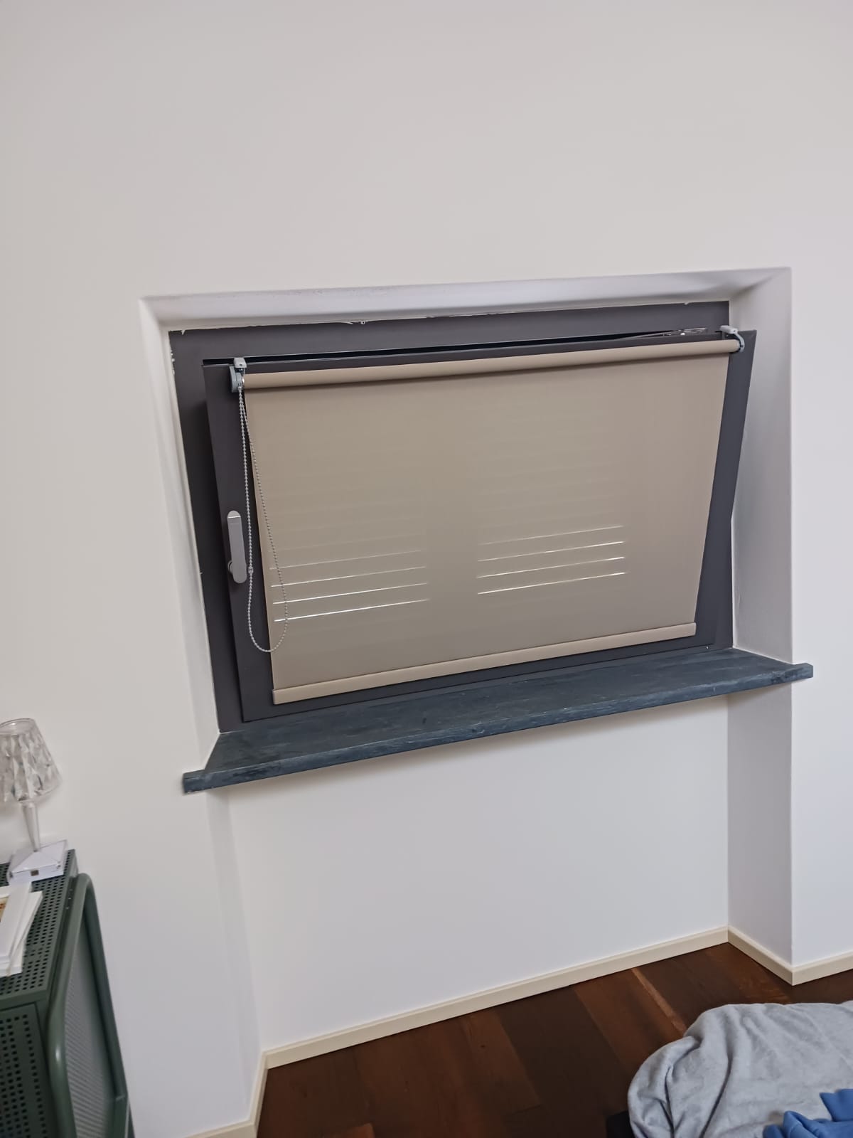 Tenda tecnica a rullo color tortora installata