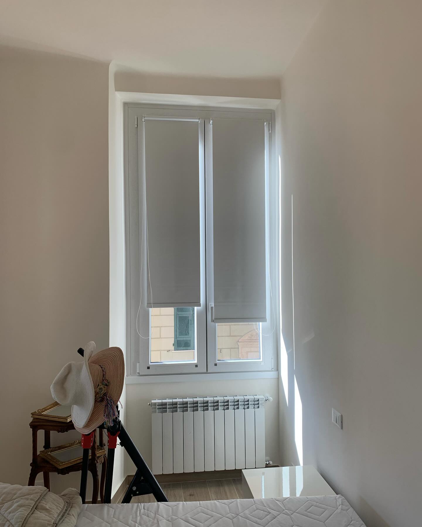 Due tende tecniche installate in camera