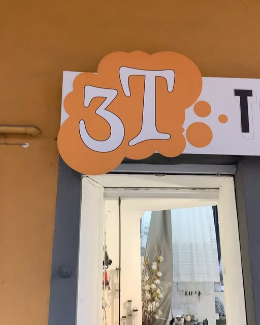 Insegna 3T all'ingresso del negozio